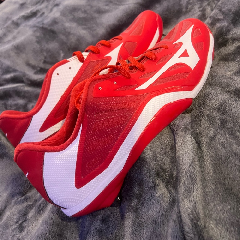 Mizuno baseball cleats, never worn, size 9.5